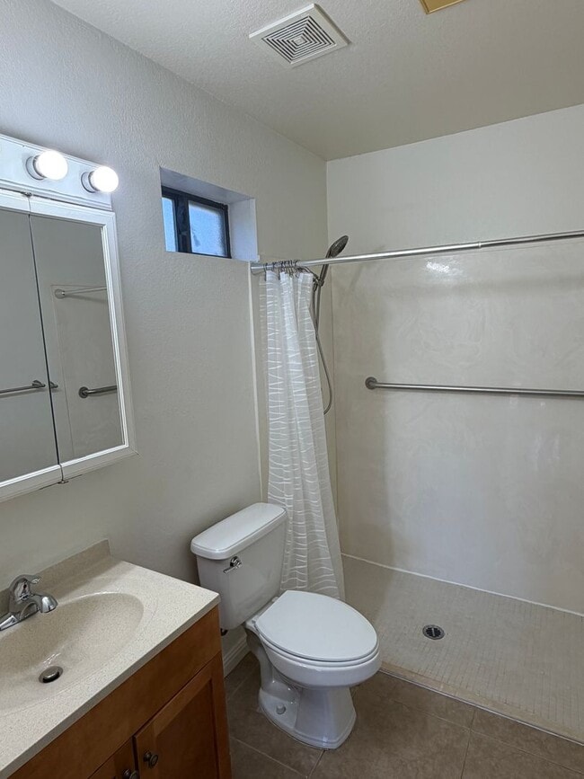 Building Photo - Charming 3 Bedroom with Huge Master Suite