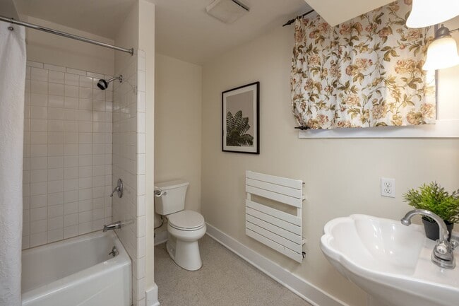 Building Photo - Montlake Duplex