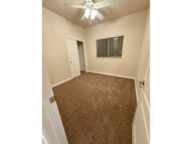 Building Photo - New price !Dont miss this open concept, big kithen with fresh paint and flooring