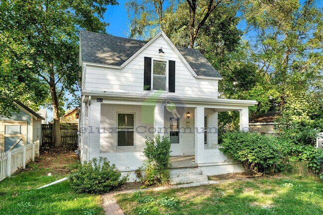 Building Photo - Remodeled 3BR + Flex Room | Steps from Leo...