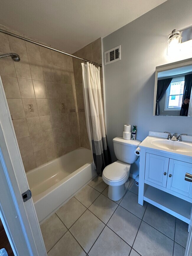 Building Photo - 1413 E Berks St