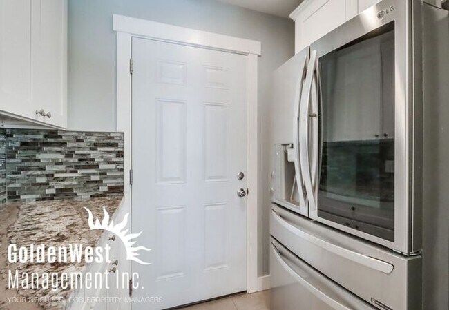 Building Photo - Charming 3Bdm 2.5Ba Townhome in the Claire...