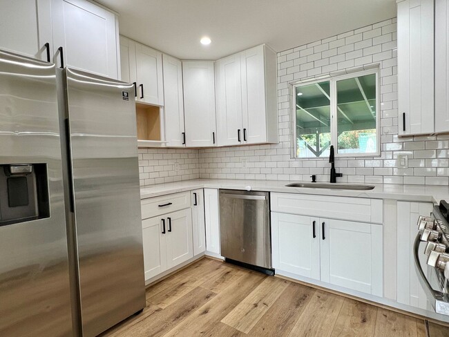 Building Photo - Beautiful, Modern, Upgraded 3 Bedroom 3 Ba...