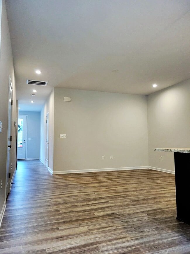 Building Photo - Immaculate 3 bedroom townhouse centrally located in Bon Air