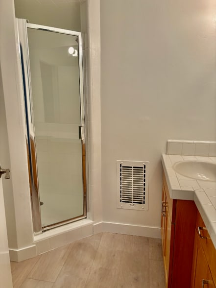 Building Photo - 808-812 Westmount Dr