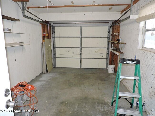 Building Photo - 952 Seneca Ave