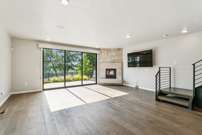 Building Photo - 3520 N Prospect Ln