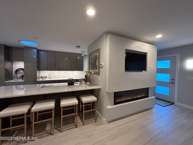 Building Photo - 937 Espinado Ave