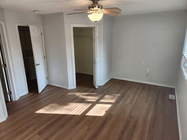 Building Photo - 811 Burr Oaks Dr