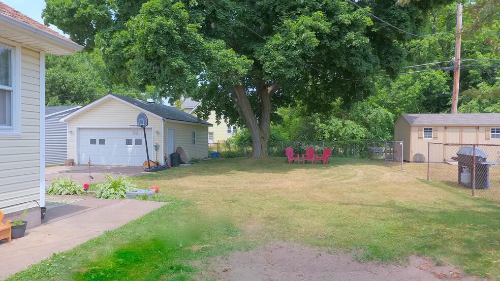 Building Photo - 2105 Eastlawn Pkwy