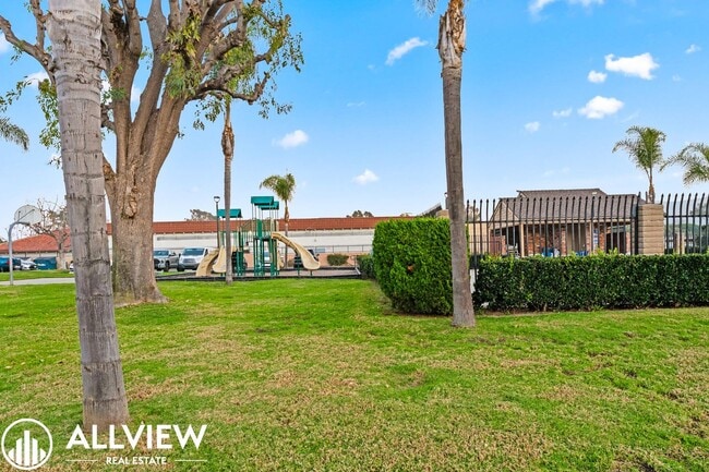 Building Photo - Charming 2-Bedroom Home Steps from Los Rios District