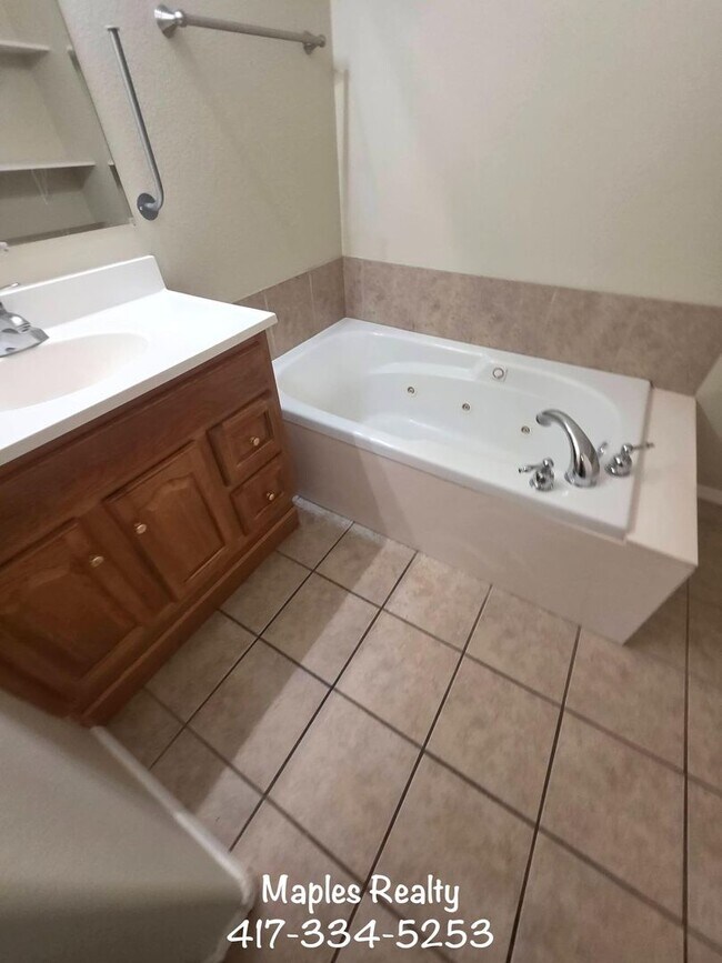 Building Photo - 3 Bed | 2 Bath Home in Hollister, MO – Flat Yard + 2-Car Garage