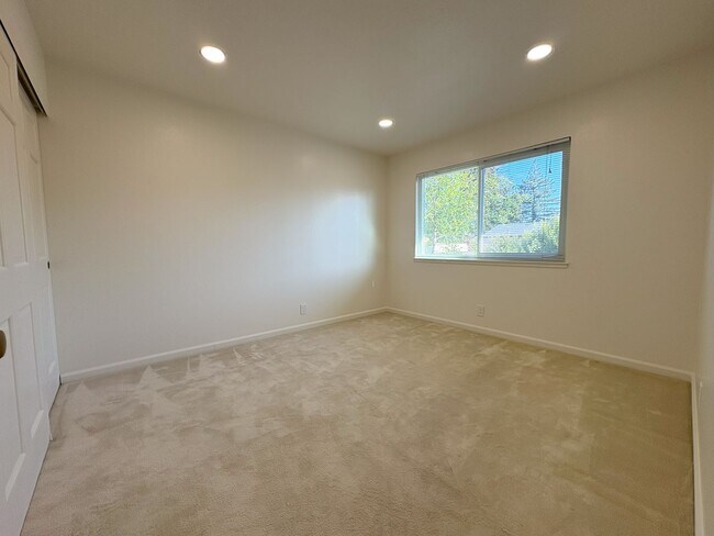 Building Photo - Beautifully Updated 3-Bedroom Townhome in ...