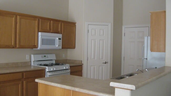 Building Photo - Spacious 3 Bedroom House