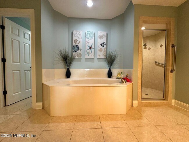Building Photo - 110 S Serenata Dr
