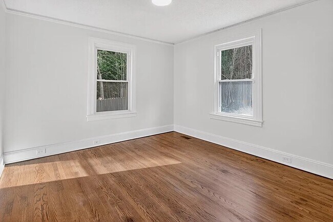 Building Photo - 326 Westhampton Ave