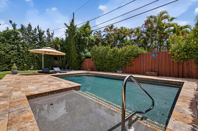 Building Photo - 510 NE 8th Ave