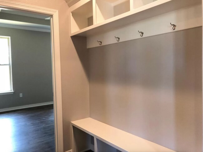 Building Photo - 2911 Meadow Brook Trl
