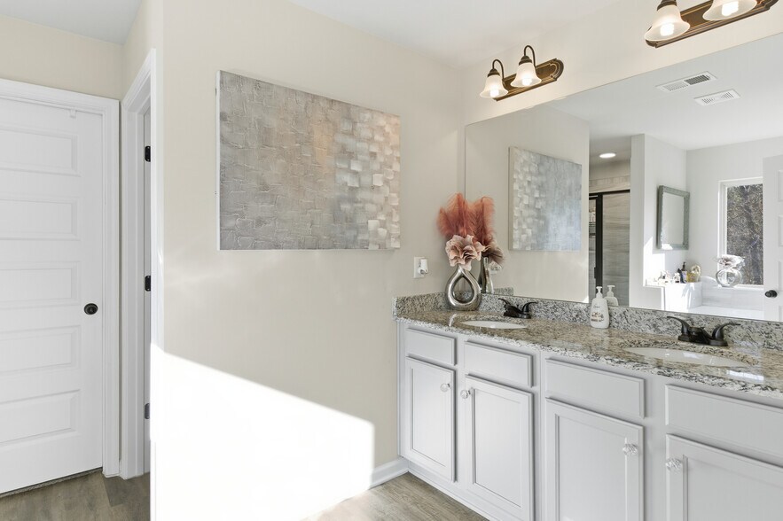 Building Photo - Room in House on Zoya Ct