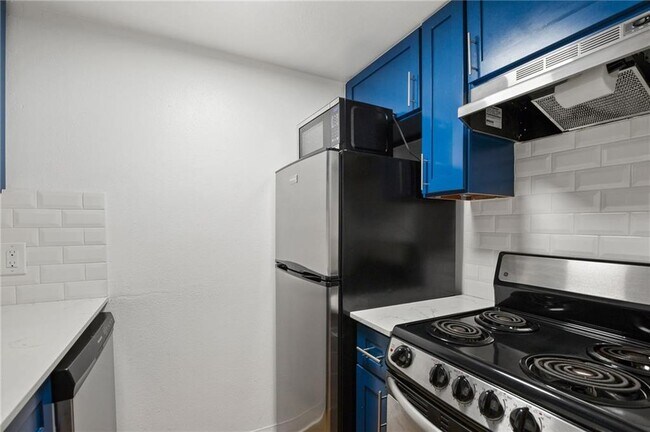 Building Photo - 404 W 35th St