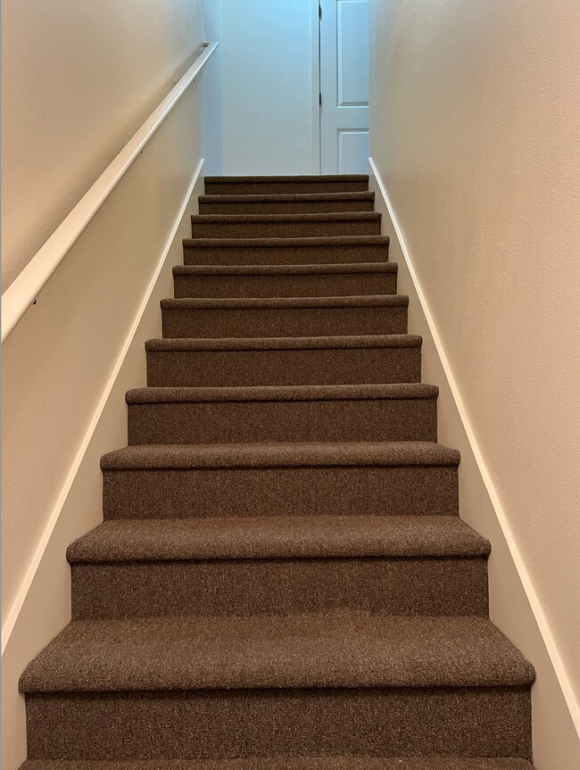 Building Photo - 635 NE Garswood Ln