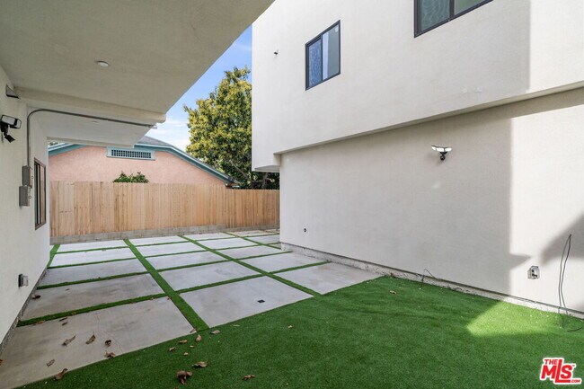 Building Photo - 913 N Hobart Blvd