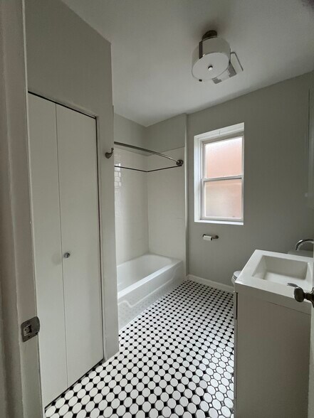 Building Photo - 2338 N Avers Ave