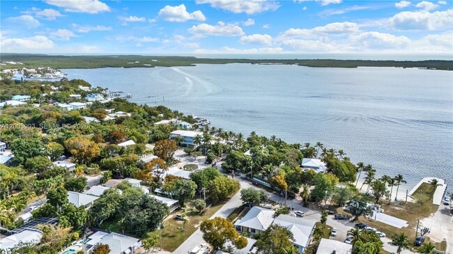 Building Photo - 69 Shoreland Dr