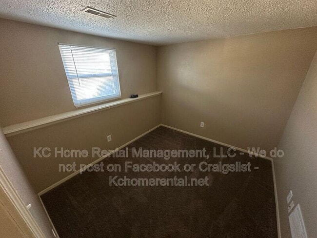 Building Photo - 405 NE Westwind Dr