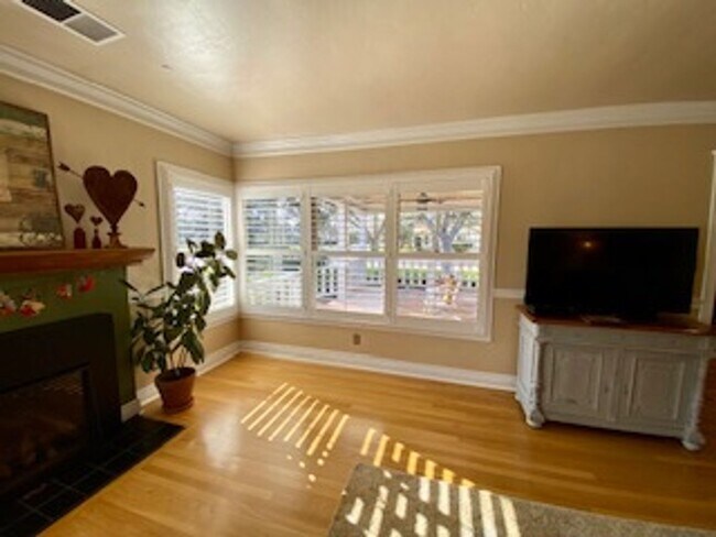 Building Photo - 1420 W Kaweah Ave