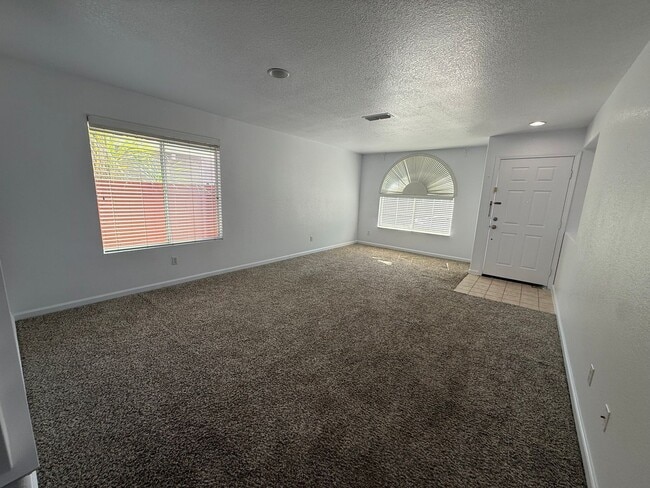 Building Photo - Beautiful Large 4 Bedroom 2.5 Bath Home