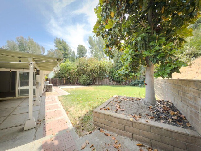 Building Photo - 3 Bedroom/2 Bathroom Private Home with Lar...