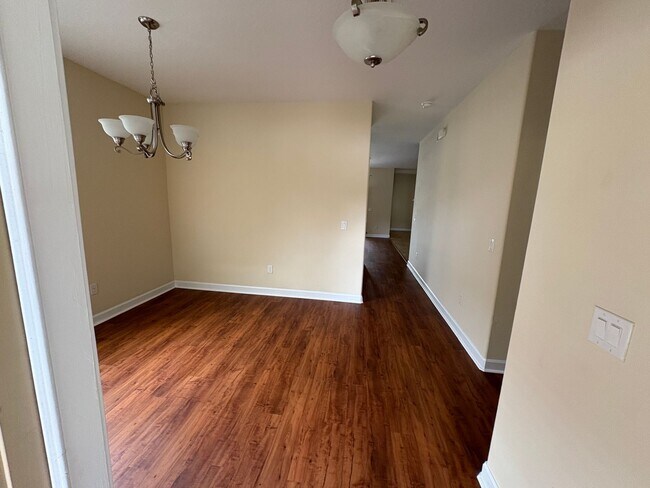 Building Photo - 6 BEDROOM + LOFT, 3 BATH HOME INDEPENDENCE...