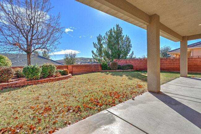 Building Photo - Beautiful St. George Home - Community Pool...