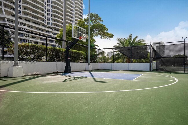 Building Photo - 600 NE 36th St