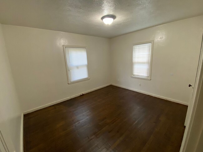 Building Photo - Beautiful 2 Bedroom with Hardwood Floors