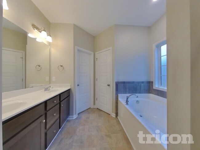 Building Photo - 824 Ellyson Dr