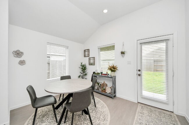 Building Photo - Immediate Move-In Ready 3-Bedroom Home in Rosharon. Comfort, Space & Easy Living
