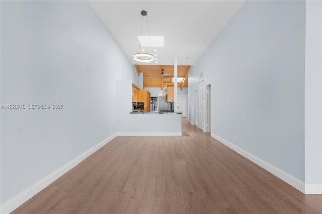 Building Photo - 2627 Parkview Dr S