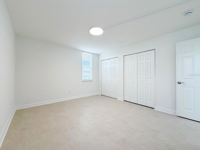 Building Photo - 7625 Sun Island Dr S