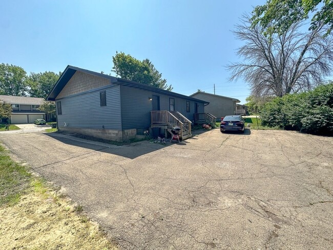 Building Photo - 1317 Woodstock Ave