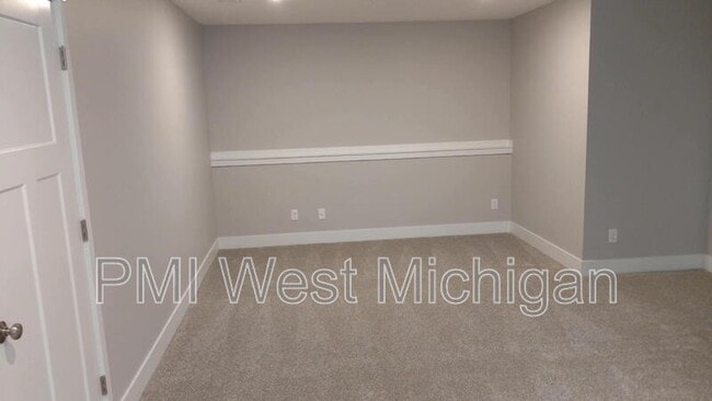 Building Photo - 546 W Elm St