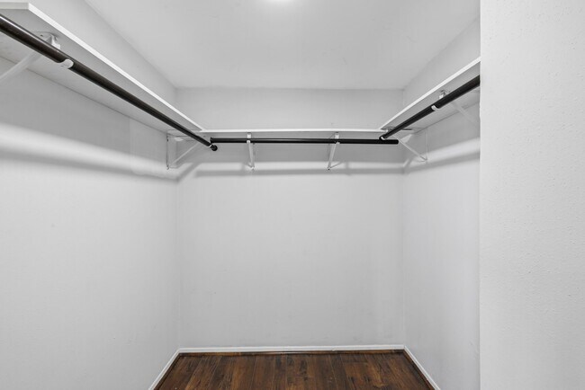 Building Photo - 5534 Beverly Hill St