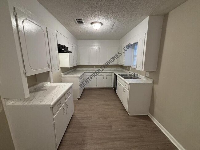 Building Photo - 607 S Jackson St