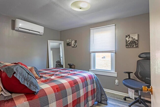 Building Photo - 2402 Rodney Dr