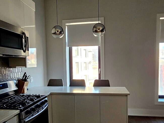 Building Photo - 318 S Halsted St