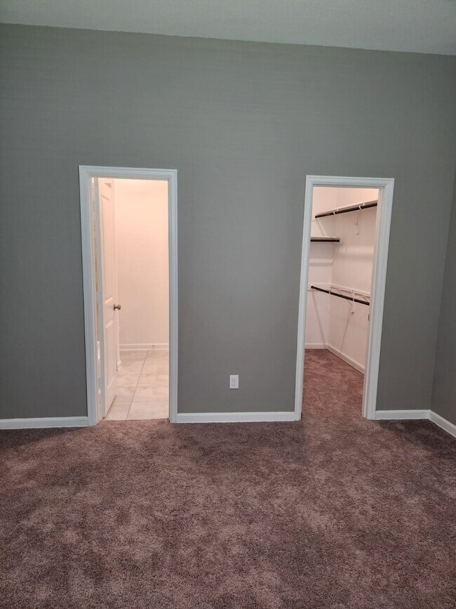 Building Photo - 5003 Twin Summit Dr