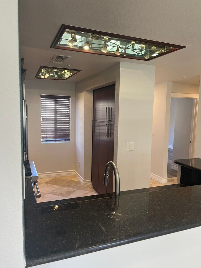 Building Photo - Amazing upgraded penthouse level unfurnish...