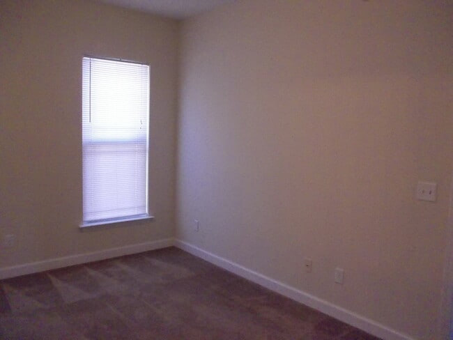 Building Photo - 60 Summer Hill Ct