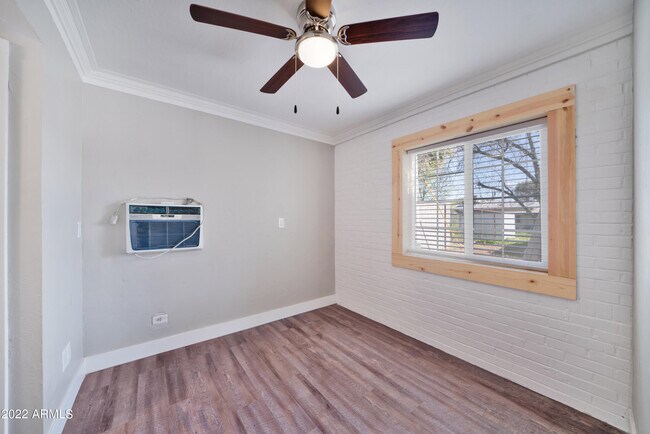 Building Photo - 6 E Linda Ln